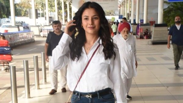 Shehnaaz Gill Gets Spotted With Image Of Sidharth Shukla Holding Her Hand On Her Phone's Wallpaper; See Pic