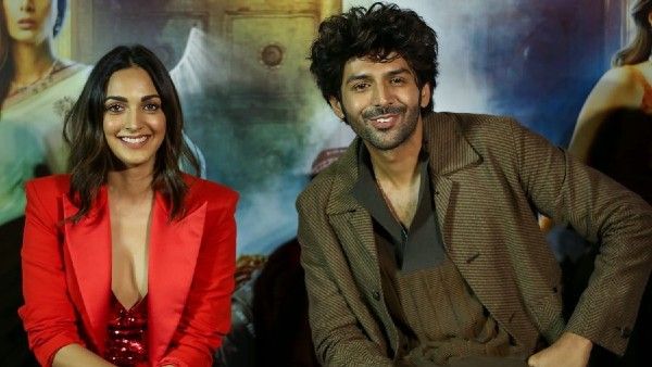 Kartik Aaryan Saves Kiara Advani From OOPS MOMENT; Fans Recall How Sushant Singh Rajput Had Done The Same