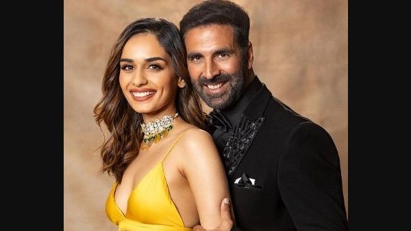 Akshay Kumar, Manushi Chhillar Head To Somnath Temple, Varanasi & Rai Pithora With Samrat Prithviraj's Flag