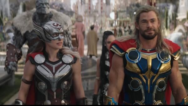 Natalie Portman Reveals Chris Hemsworth Respected Her Vegan Diet And Quit Meat While Filming Kissing Scenes