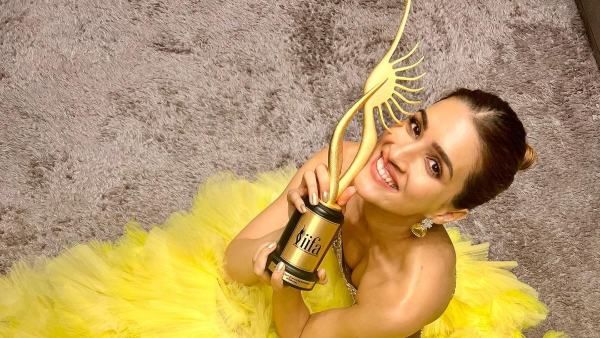 IIFA 2022: Kriti Sanon Wins Best Actress Award; Says, ‘So Happy That I Received My First For Mimi’
