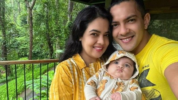 Aditya Narayan & Shweta Agarwal Take Their Daughter On Her First Holiday; Singer Shares Cute Family Pic