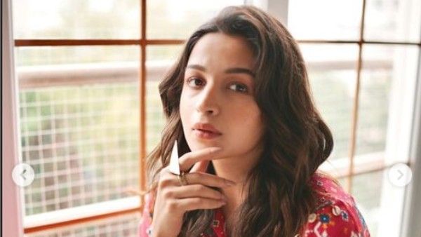 Alia Bhatt Felicitated With The Prestigious Smita Patil Memorial Award