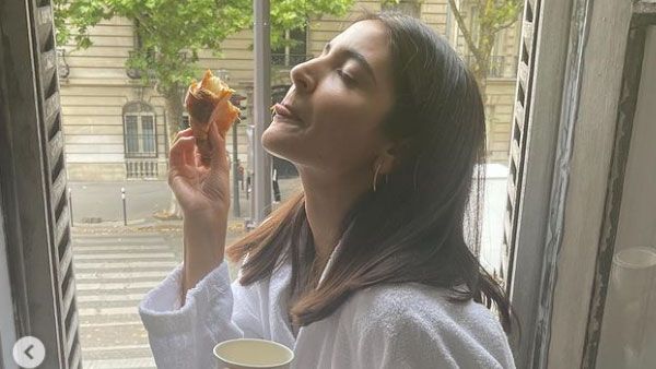 Chakda Xpress: Anushka Sharma Enjoys Popular Bengali Food Combo While Shooting in Kolkata; Pic