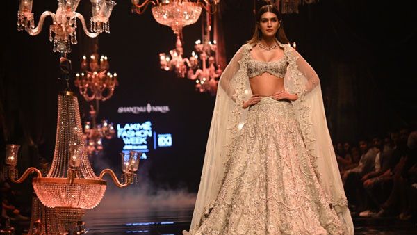 FDCI x Lakmé Fashion Week 2022: Kriti Sanon Dishes Out Princess Vibes As She Turns Muse for Shantanu Nikhil