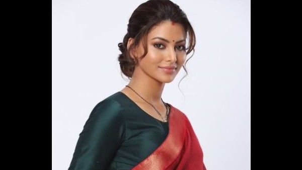 Urvashi Rautela Wears Sindoor In A New Photo; Netizen Says 'World Cup Ke Baad Hum Shaadi Karwa Denge'