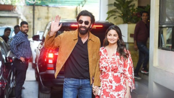 Kapoors Christmas Brunch: Alia Bhatt Holds Ranbir Kapoor's Hand As They Make Ist Appearance After Raha's Birth