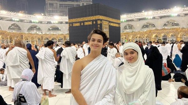 Khatron Ke Khiladi’s Jannat Zubair Performs Her First Umrah With Brother Ayaan In Mecca; Anushka Sen Reacts!
