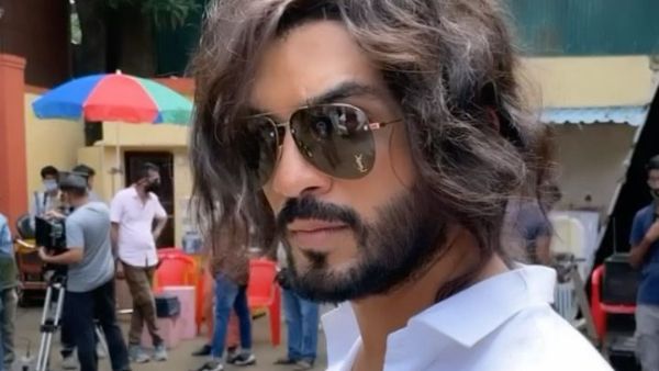 EX Khatron Ke Khiladi Winner Confirms QUITTING Smoking On New Year, Fan Jokes 'Ye Likh Ke Cigarette Ki...'