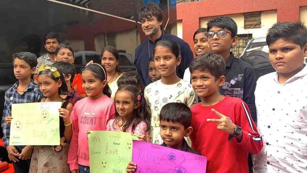 Shalin Bhanot Hosts NGO Kids On Bekaboo Sets, Saami Saami Dance Video Goes Viral