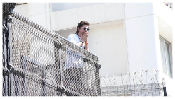 Eid 2023: Shah Rukh Khan FINALLY Makes Public Appearance, Pathaan Star Blows Kisses-Greets Fans Outside Mannat