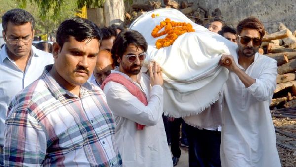Aparshakti Khurrana Gets Emotional As Brother Ayushmann Khurrana Performs Father Pandit P Khurrana’s Last Rite