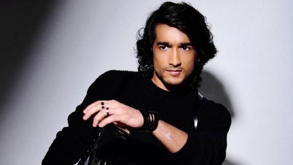 Shantanu Maheshwari Gets A Special Surprise From Airline Crew Post Gangubai Kathiawadi’s Stupendous Success
