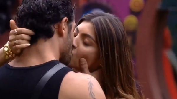 Bigg Boss OTT 2: Jad Hadid & Akanksha Puri Lock Lips On Salman Khan's Show; See VIRAL VIDEO