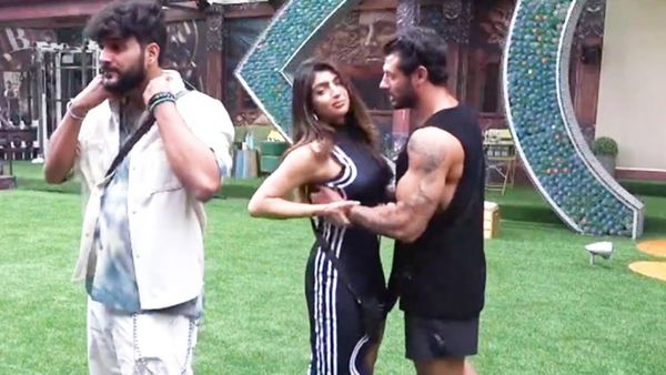 SHOCKING | Jad Hadid Touches Akanksha Puri Forcibly On Bigg Boss OTT 2: Fans Feel ‘Salman Should Warn Him’