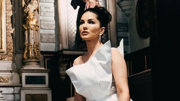 Sunny Leone Turns Up The Heat In A Bold Black Gown With Deep Plunging Neckline; Fans Call Her SEXY