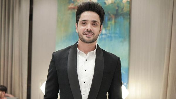 Adnan Khan Wins Big At Inspiring Leader’s Awards; Lifts Trophy As Most Inspiring Actor