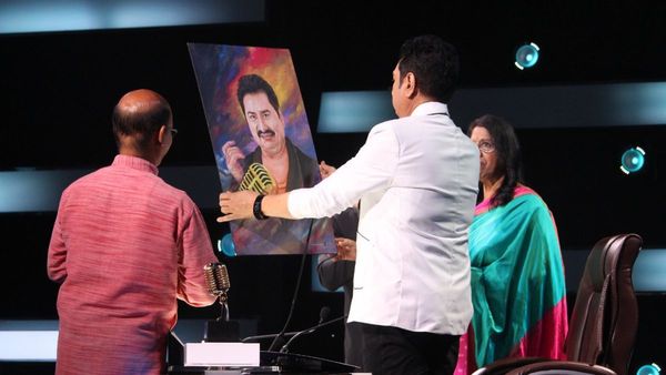 Indian Idol 14 Theatre Round: Kumar Sanu's Biggest Fan Revealed. Contestant's Father Gifts Him Portrait