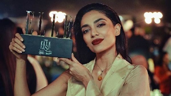 Sobhita Dhulipala Wins ELLE Style Icon Of The Year Award, Poses With Her Trophy- VIRAL PIC
