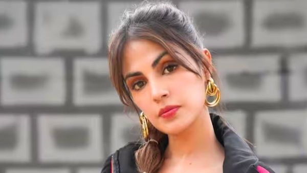 Rhea Chakraborty Ushers In The New Year With A Visit To A Temple In Dubai; Watch Video
