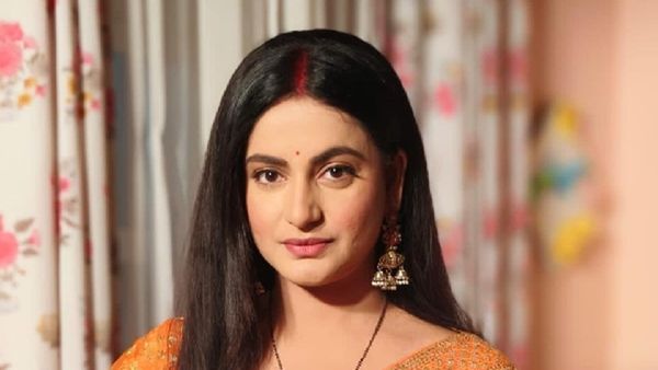 Kismat Ki Lakiro Se: Shraddha Looks Stunning In Her Newly-Wed Look; Leaves Audience In Awe