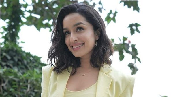 Shraddha Kapoor's Social Media Charm Strikes Again - Fans Engaged in Fun Banter Over 90's Character