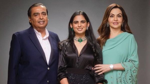 Isha Ambani Sold Their LA Mansion To THIS Hollywood Couple At A HUGE Amount - INSIDE TOUR
