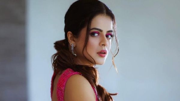 TV's Thapki Aka Jigyasa Singh Goes Bold In Thigh High Slit Dress, Turns Fashion Diva- SEE PICS