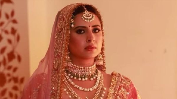 Sargun Mehta Aces the Heeramandi Look, Mesmerising Her Fans in the Golden Red Attire, Leaving Them Awestruck!