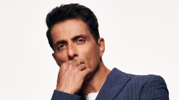 Sonu Sood Advocates for Women Empowerment As Actor Interacts with Female Auto Rickshaw Driver