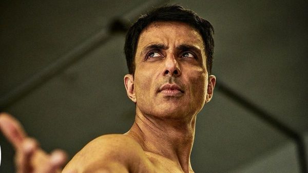 Sonu Sood Goes Above & Beyong To Help A Fan Bring His Uncle's Mortal Remains To India, See How Fans React