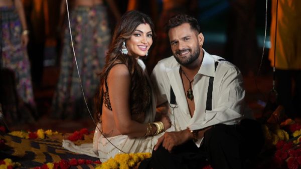 Latak Jaiba: Akanksha Puri & Khesari Lal Yadav's Electrifying Chemistry Sets Screens Ablaze In New Song