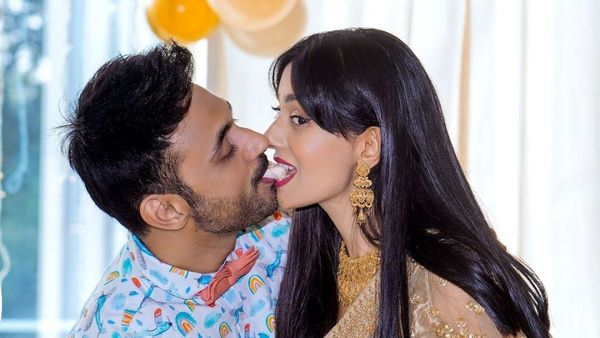 Vivah Actress Amrita Rao Celebrates 10th Wedding Anniversary With RJ Anmol; Seeks Blessings From Asha Bhonsle