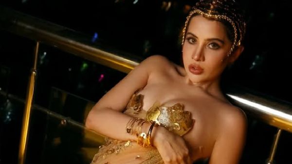 Uorfi Javed Slams Oral Care Brand For Asking Her To Strip, Warns Them For 'Consequences', 