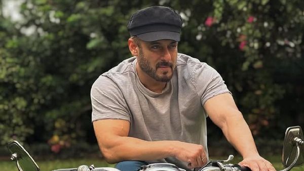 Salman Khan Vibes To 'O O Jaane Jana' During His Birthday Celebration In Jamanagar; WATCH