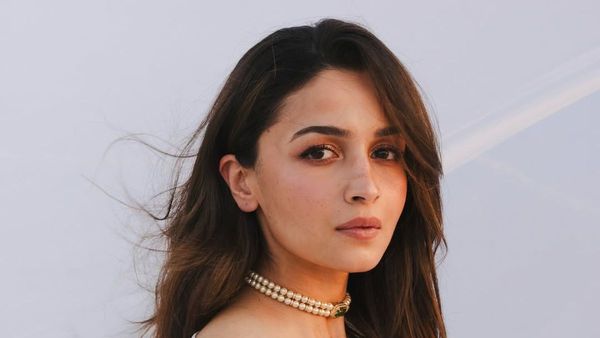 Alia Bhatt In Latest Shoot: Netizens Spot 'Something Off' With Actress; 'Looks Like She's SICK'