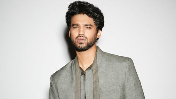 Babil Khan impresses fans with his soulful voice as he sings Anuv Jain’s ‘Alag Aasmaan’