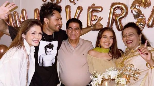 Neha Kakkar Celebrates Parents' Anniversary With Siblings Sonu & Tony Amid Family Rift