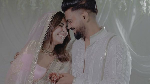 Hina Khan's Wedding Pics Break Instagram Record- What's Special About Her Insta Post?