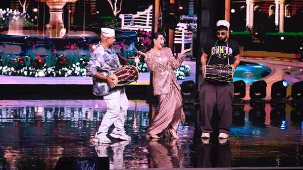 Indian Idol 16: Karisma Kapoor Gets Emotional As Banashree Biswas Performs ‘Aaye Ho Meri Zindagi Mein’