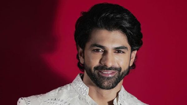 Taha Shah Badussha Wins Best Youth Icon Actor Award For Heeramandi At Perfect Style Icon Awards