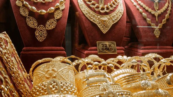 After Sharp Crash, Gold Rates Today Pause in India: Silver Price Falls Rs. 40000 Just In 5 Days ChecK Feb 18 Rates