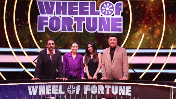 Wheel of Fortune Today Episode: Akshay Kumar Grooves To ‘Chura Ke Dil Mera’ With Anu Malik