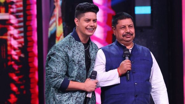 Indian Idol 16 Episode: Contestant Diwakar Choubey Touches His Father’s Feet, Says 'Mere Phele Guru Papa...'