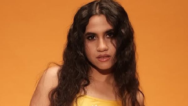 Nikhita Gandhi Creates Corridor Concert After Power Failure At College Fest