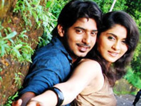 ವಿಮರ್ಶೆ: ಮಚ್ಚು ಲಾಂಗು ಸಂಗಮ ಗುಲಾಮ !