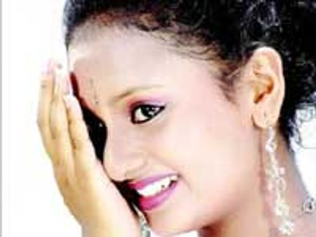 ಶಾಲಾ ಬಾಲಕಿ ಅಮೂಲ್ಯ ಈಗ ಕಾಲೇಜು ಹುಡುಗಿ