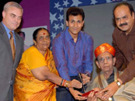 ಚೈತ್ರದ ಸಂಜೆ ರಂಗಿನಲಿ ರಾಜ್ ಕಂಠಕ್ಕೆ ಸನ್ಮಾನ!