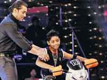 ಸ್ಲಂಡಾಗ್ ಬಾಲನಟನಿಗೆ ಸಲ್ಲು ಬೈಕ್ ಉಡುಗೊರೆ