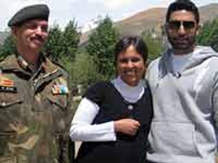 ಯೋಧರನ್ನು ರಂಜಿಸಿದ ಅಭಿಷೇಕ್ ಬಚ್ಚನ್